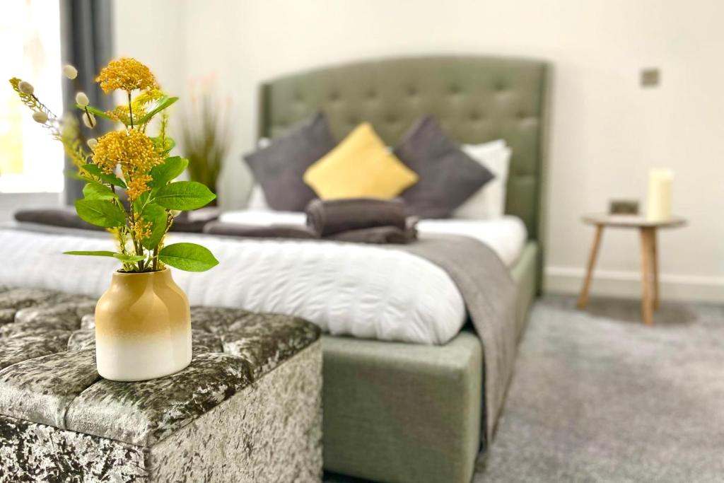 GuestReady - Sleek Stylish Leeds City Apartment Sleep 4 Accommodation image 1 GuestReady - Sleek Stylish Leeds City Apartment Sleep 4 image one