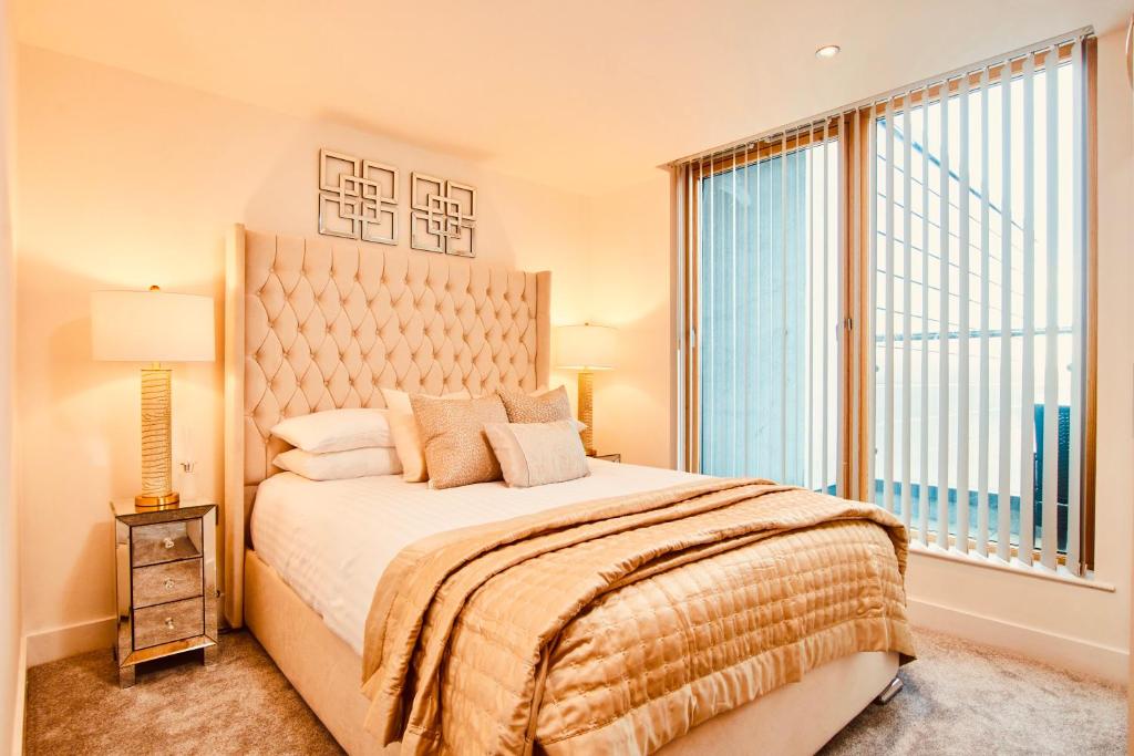 Picture of King Deluxe City Centre Apt Balcony View& Free Parking! PRIMEDOORSTEP