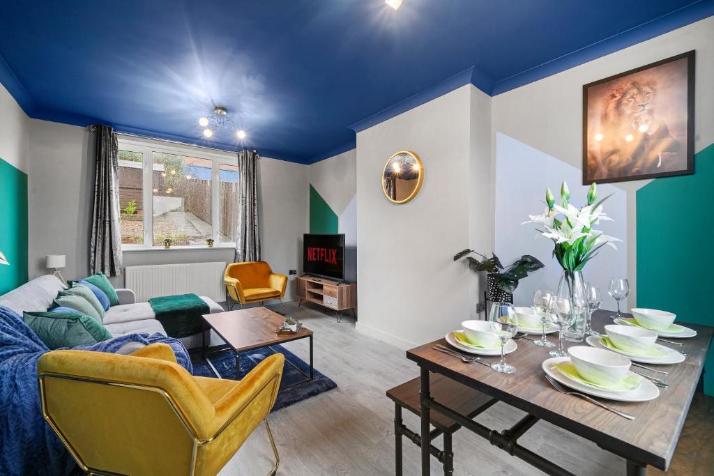 Stylish Sheffield Abode - Parking Accommodation image 1 Stylish Sheffield Abode - Parking image one