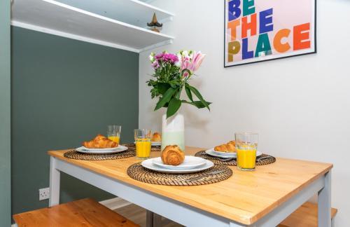The Hyde Away. Chic Urban 2 Bedroom House Accommodation image 3 The Hyde Away. Chic Urban 2 Bedroom House image three