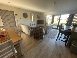 31 Cherry East Riding of Yorkshire Hot Tub & Fishing image two