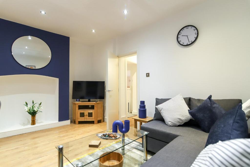 Cosy and modern two bedroom apartment - Snug House image one