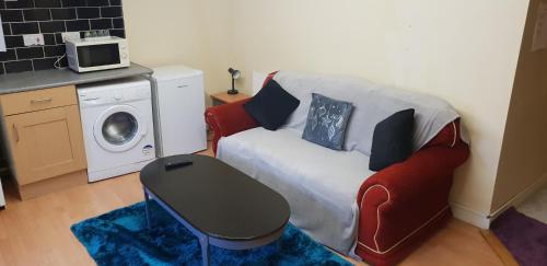 Private Basement Studio Flat with Modern Features Accommodation image 3 Private Basement Studio Flat with Modern Features image three