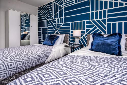 3 Bedroom house - OFFERS ON LONG BOOKINGS - FREE parking & WiFi Accommodation image 3 3 Bedroom house - OFFERS ON LONG BOOKINGS - FREE parking & WiFi image three