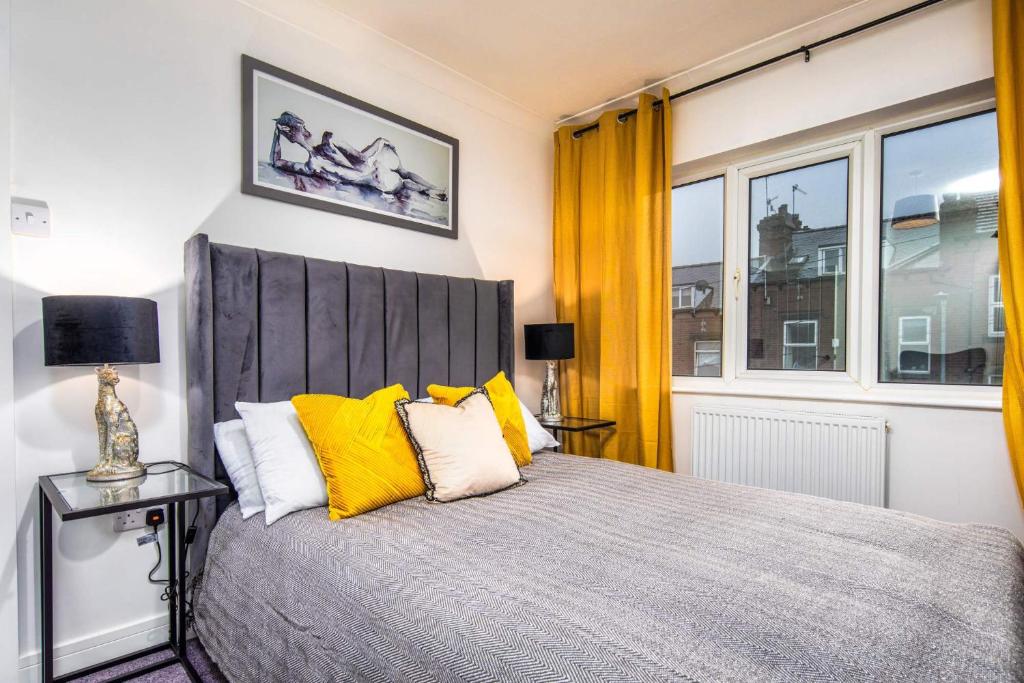 3 Bedroom house - OFFERS ON LONG BOOKINGS - FREE parking & WiFi Accommodation image 1 3 Bedroom house - OFFERS ON LONG BOOKINGS - FREE parking & WiFi image one