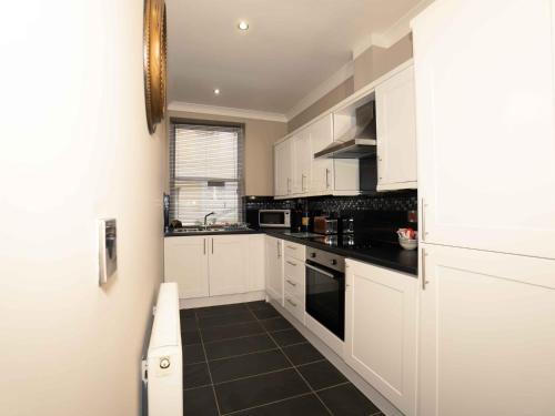 Pass the Keys Stones Throw Apartment, South Cliff, Scarborough Accommodation image 3 Pass the Keys Stones Throw Apartment, South Cliff, Scarborough image three