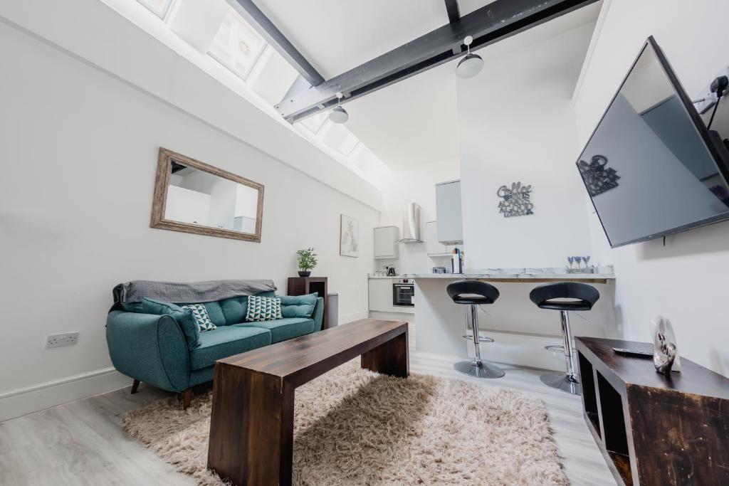 Hullidays-Theatre Hideout Apartment image one