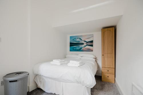 Hullidays-Theatre Hideout Apartment image three