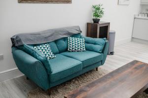 Hullidays-Theatre Hideout Apartment image two