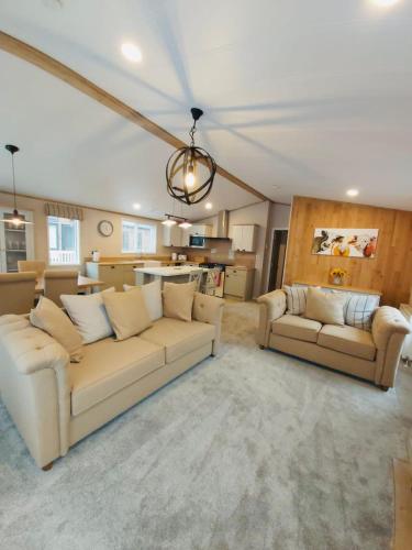 Waters Edge Lodge with Hot Tub Accommodation image 3 Waters Edge Lodge with Hot Tub image three