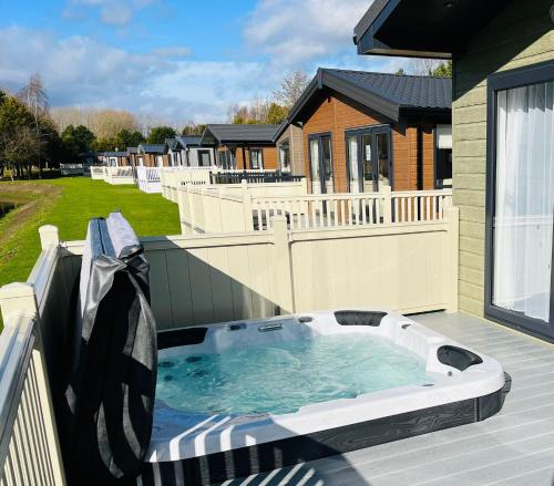Bridgewater Lodge with Hot Tub image two