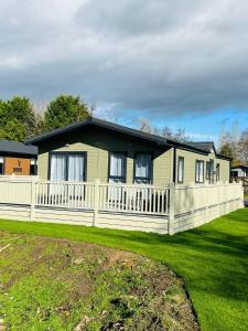 Bridgewater Lodge with Hot Tub image one