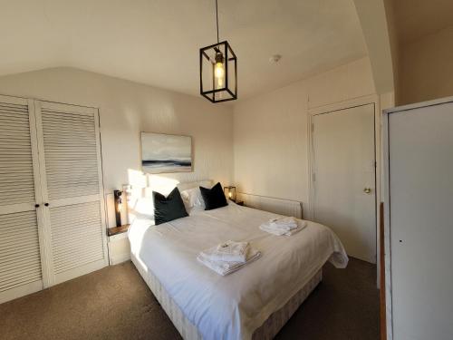 Sea view Penthouse flat 6 with fast WiFi and Free PARKING Accommodation image 3 Sea view Penthouse flat 6 with fast WiFi and Free PARKING image three