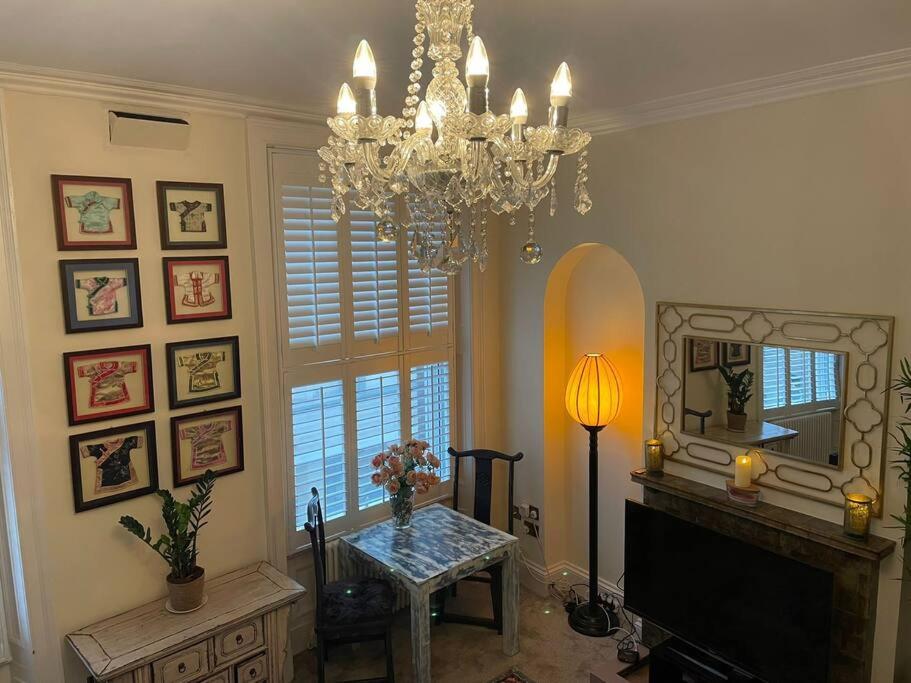 Luxury Apartment Opposite The Shambles image one