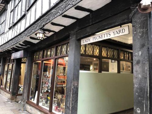 Luxury Apartment Opposite The Shambles image two