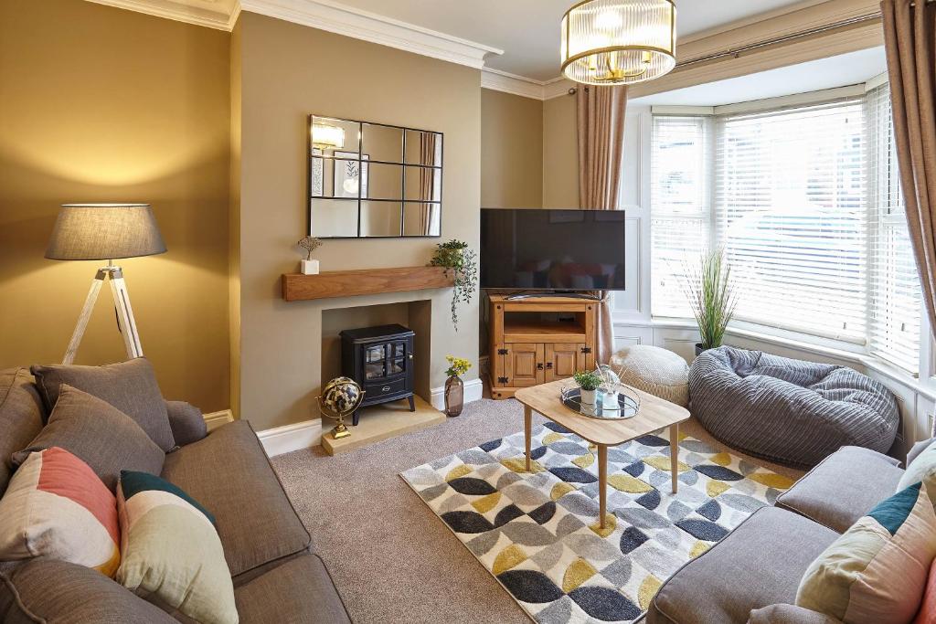 Host & Stay - Custard Cottage image one