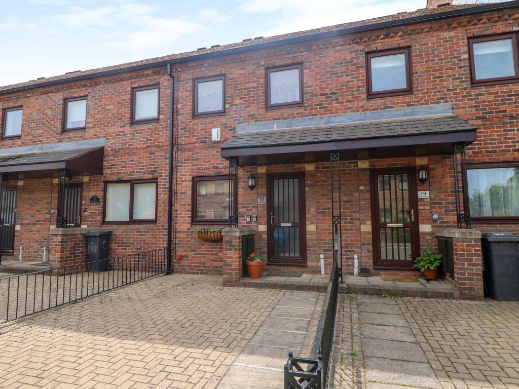 17 Fewster Way image one