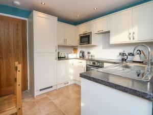 17 Fewster Way image two