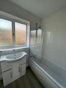 Light & Airy 3BR House in Great Location image two