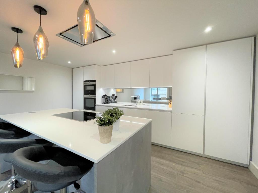 Spectacular 2 Bedroom Apartment in Great Location Accommodation image 1 Spectacular 2 Bedroom Apartment in Great Location image one