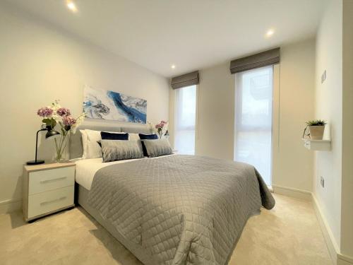 Spectacular 2 Bedroom Apartment in Great Location Accommodation image 3 Spectacular 2 Bedroom Apartment in Great Location image three