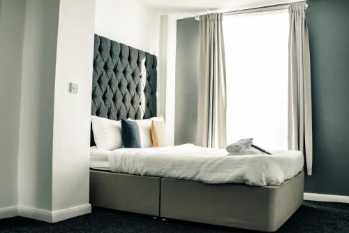 Dealhouse Apartments 10 image three