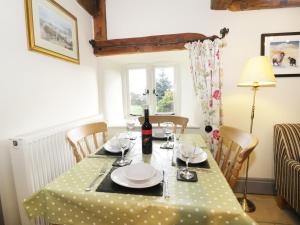 Honey Bee Cottage, Scarborough image two