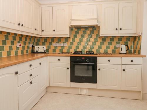 Yew Court Cottage, Scarborough Accommodation image 3 Yew Court Cottage, Scarborough image three
