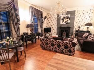Sneaton Hall Apartment 4, Whitby image two