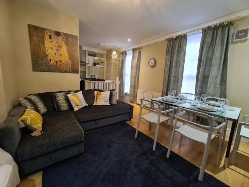 Stylish 2 Bedroom Apartment, Leeds Centre + Free Parking image three