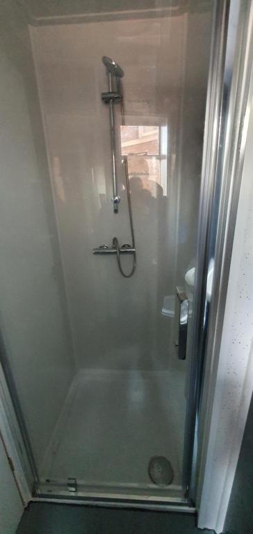 En suite single bedroom, close to city centre image one