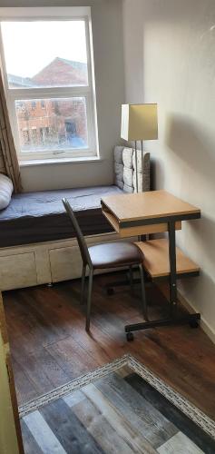 En suite single bedroom, close to city centre image three