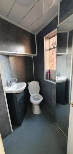 En suite single bedroom, close to city centre image two