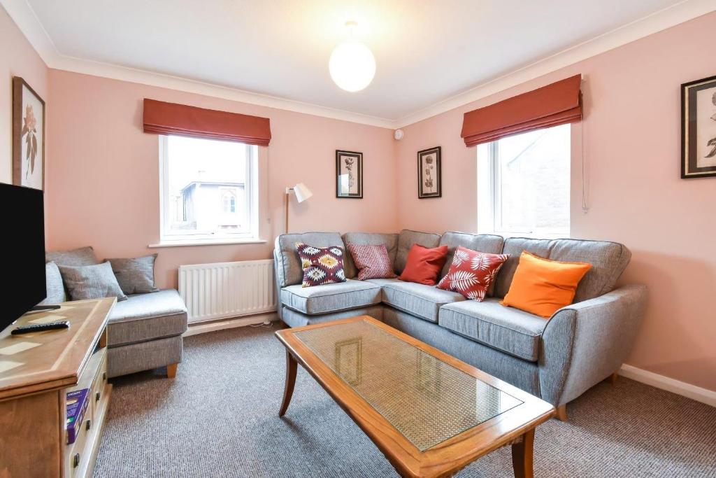 Fewster Apartment - City Centre location with free parking image one