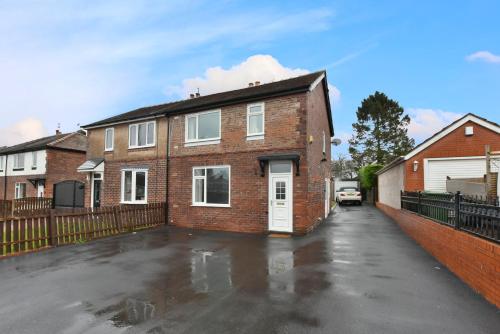 Captivating 3-Bedroom House image three