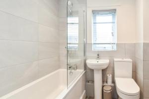 Fewster Apartment - City Centre location with free parking image two