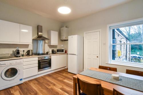 Fifth Quarter Apartment with allocated parking space Accommodation image 3 Fifth Quarter Apartment with allocated parking space image three