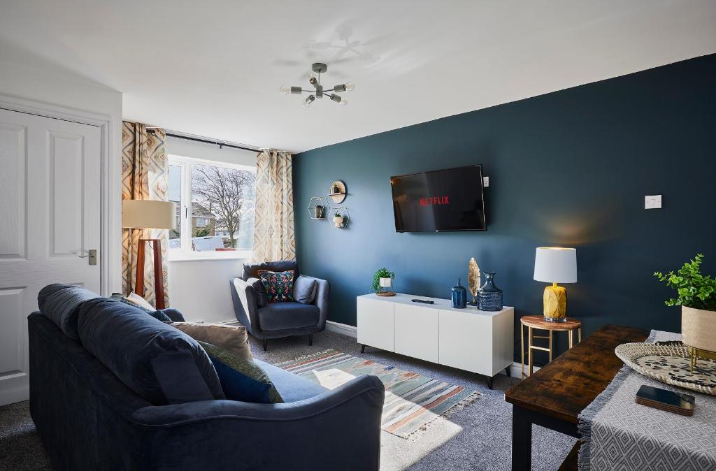 Charming 2 bed home, quiet village + free parking Accommodation image 1 Charming 2 bed home, quiet village + free parking image one