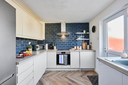 Charming 2 bed home, quiet village + free parking Accommodation image 3 Charming 2 bed home, quiet village + free parking image three