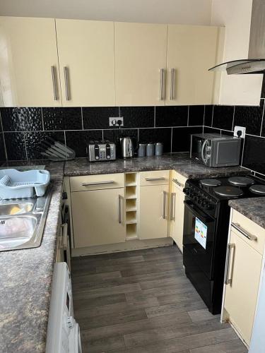Milnrow Road - Spacious 3 bed house image three