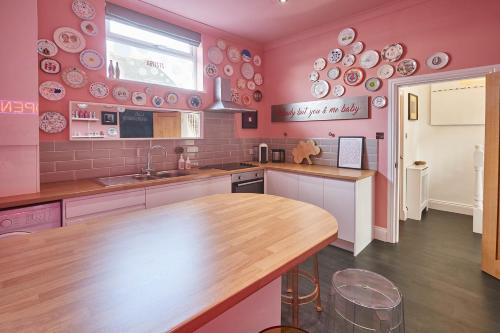 Host & Stay - The Artists Pad Apartment Accommodation image 3 Host & Stay - The Artists Pad Apartment image three