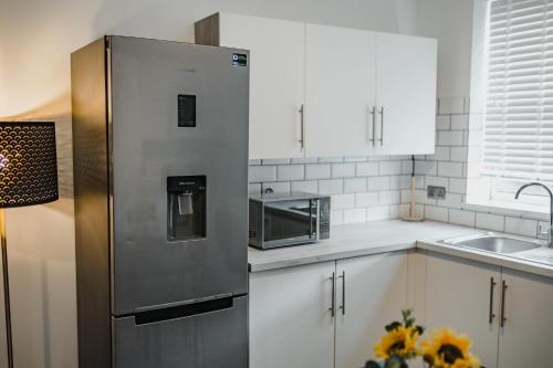 Newly Refurbished Sylish Hull 3 Bed Apartment Accommodation image 3 Newly Refurbished Sylish Hull 3 Bed Apartment image three