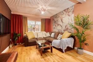 Homebird Property - Carter Knowle House image two