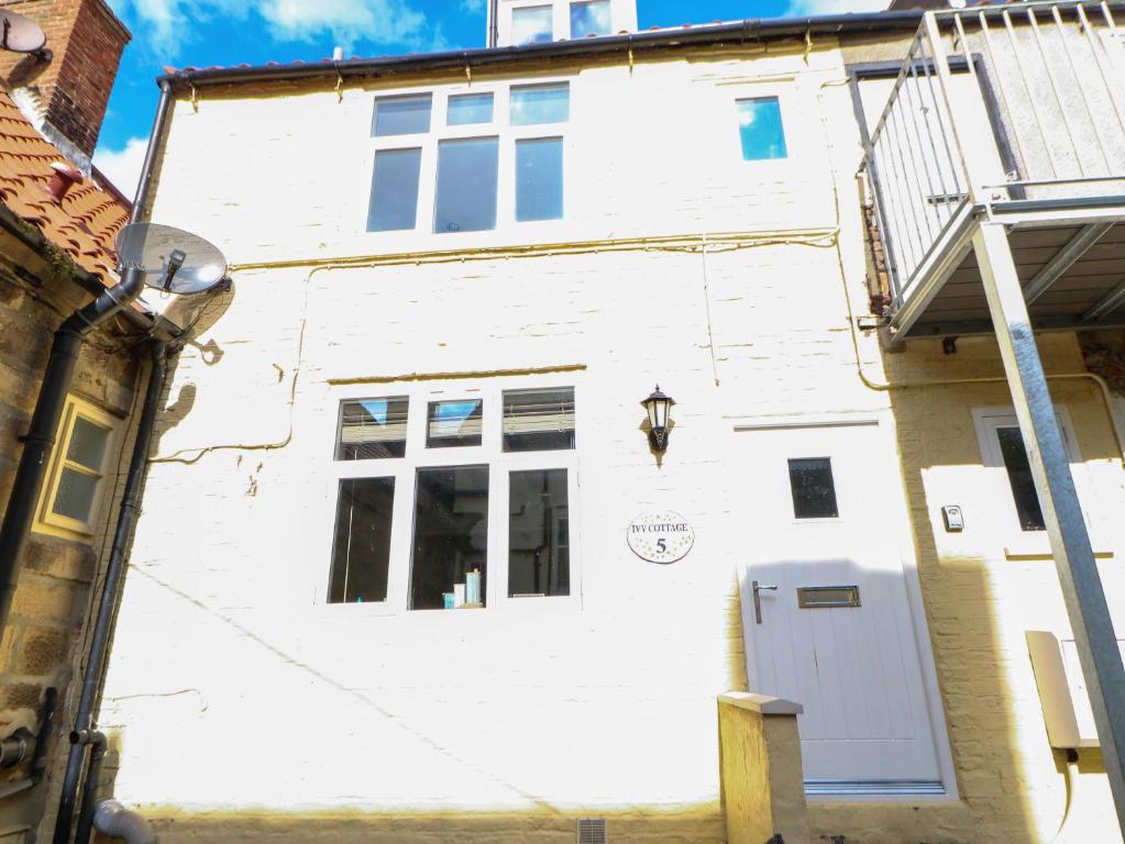 5 Ivy Yard image one