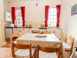 Carr Cottage image two