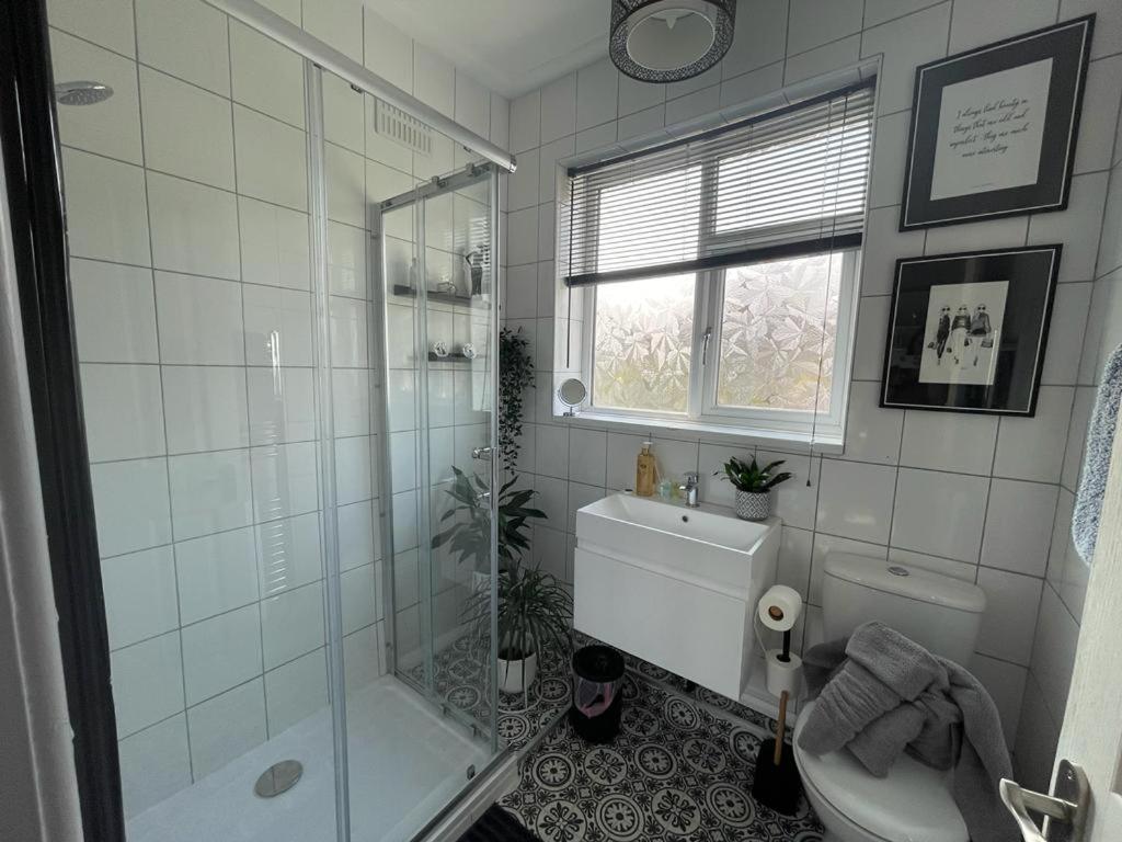 Lovley 2 Bedroom house with free parking Accommodation image 1 Lovley 2 Bedroom house with free parking image one