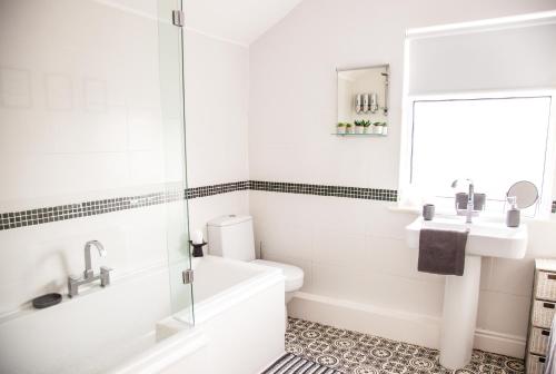 Contractor house, sleeps 5, close to restaurant's and bars, Long stays available, Oveyo Accommodation Accommodation image 3 Contractor house, sleeps 5, close to restaurant's and bars, Long stays available, Oveyo Accommodation image three