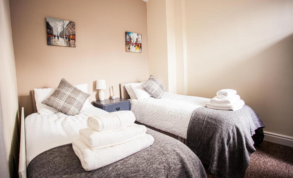 Contractor house, sleeps 5, close to restaurant's and bars, Long stays available, Oveyo Accommodation Accommodation image 1 Contractor house, sleeps 5, close to restaurant's and bars, Long stays available, Oveyo Accommodation image one
