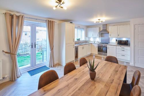 Host & Stay - Redsky House image three