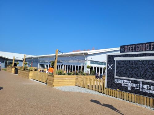 LUXURY CARAVAN 10 mins TO BEACH Accommodation image 3 LUXURY CARAVAN 10 mins TO BEACH image three